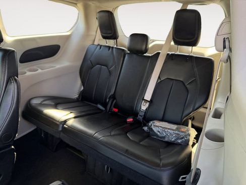 Used 2024 Chrysler Pacifica Touring-L image 30