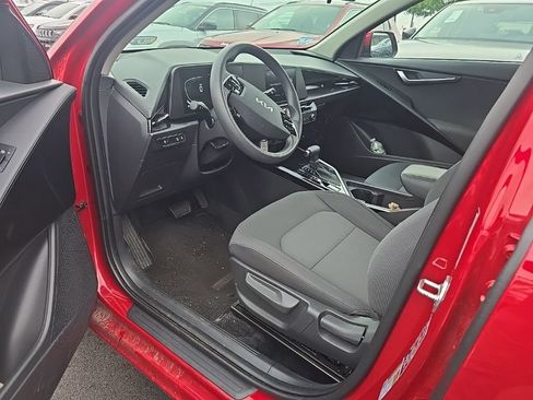 Used 2025 Kia Niro LX FWD image 6