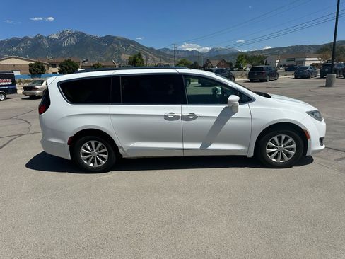 Used 2018 Chrysler Pacifica Touring-L w/ Advanced Safetytec Group FWD image 2