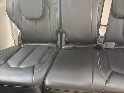 Used 2023 Chrysler Pacifica Touring-L FWD image 6