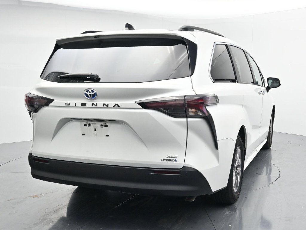 Used 2024 Toyota Sienna XLE FWD image 6