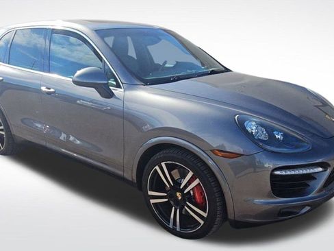 Used 2014 Porsche Cayenne Turbo image 9