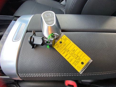 Used 2025 Mercedes-Benz GLC 300 4MATIC image 34