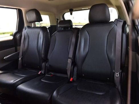 Used 2025 Kia Carnival FWD image 21