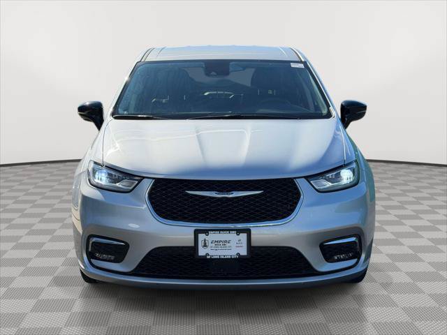 Used 2024 Chrysler Pacifica Touring-L FWD image 2