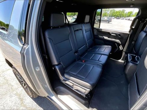 Used 2025 Chevrolet Suburban Z71 AWD/4WD image 25