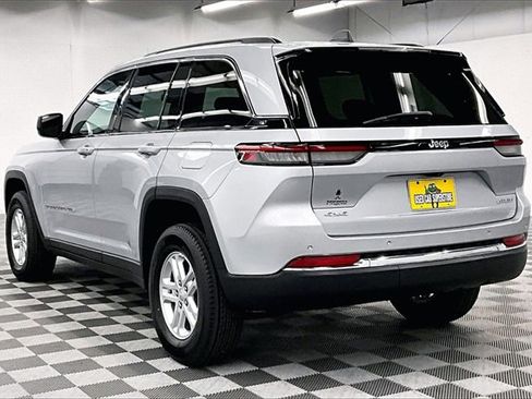 Used 2023 Jeep Grand Cherokee Laredo image 2