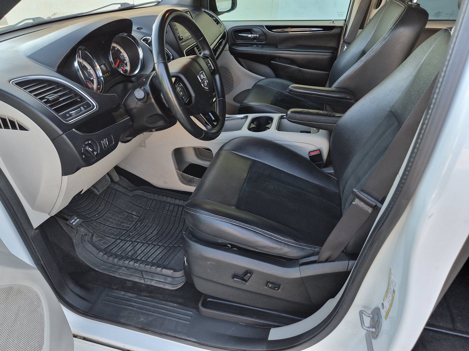 Used 2017 Dodge Grand Caravan SXT FWD image 14