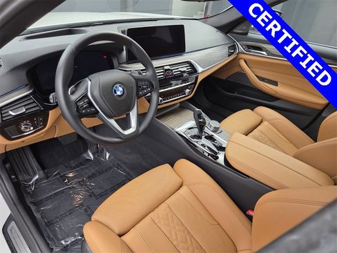 Certified 2023 BMW 530e w/ Premium Package image 28