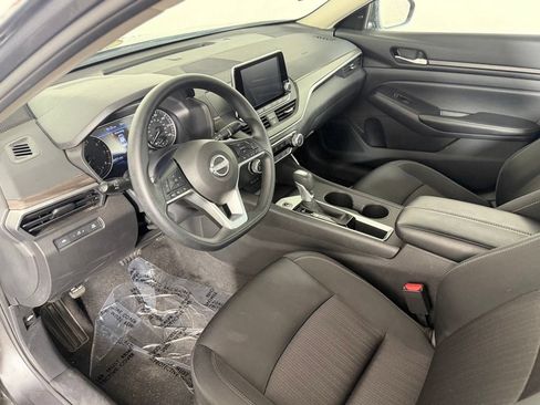 Used 2025 Nissan Altima 2.5 SV FWD image 13