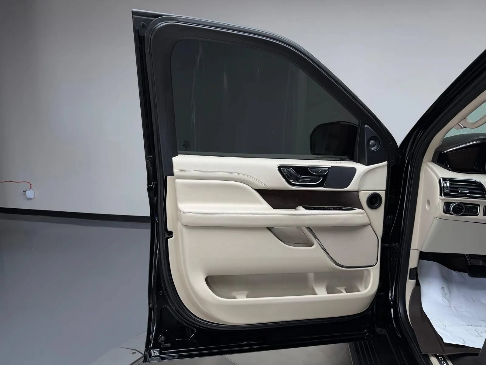 Used 2018 Lincoln Navigator Select AWD/4WD image 27