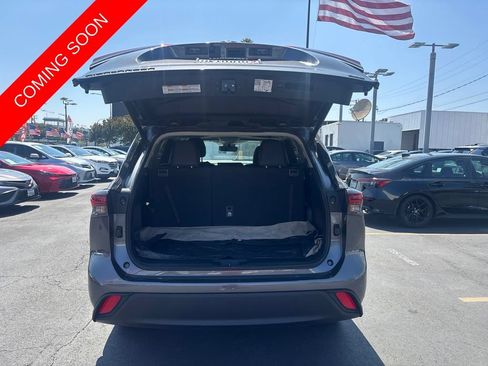 Used 2024 Toyota Highlander XLE FWD image 8