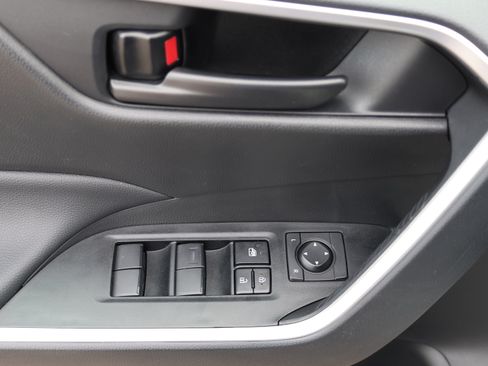 Used 2025 Toyota RAV4 LE AWD/4WD image 20