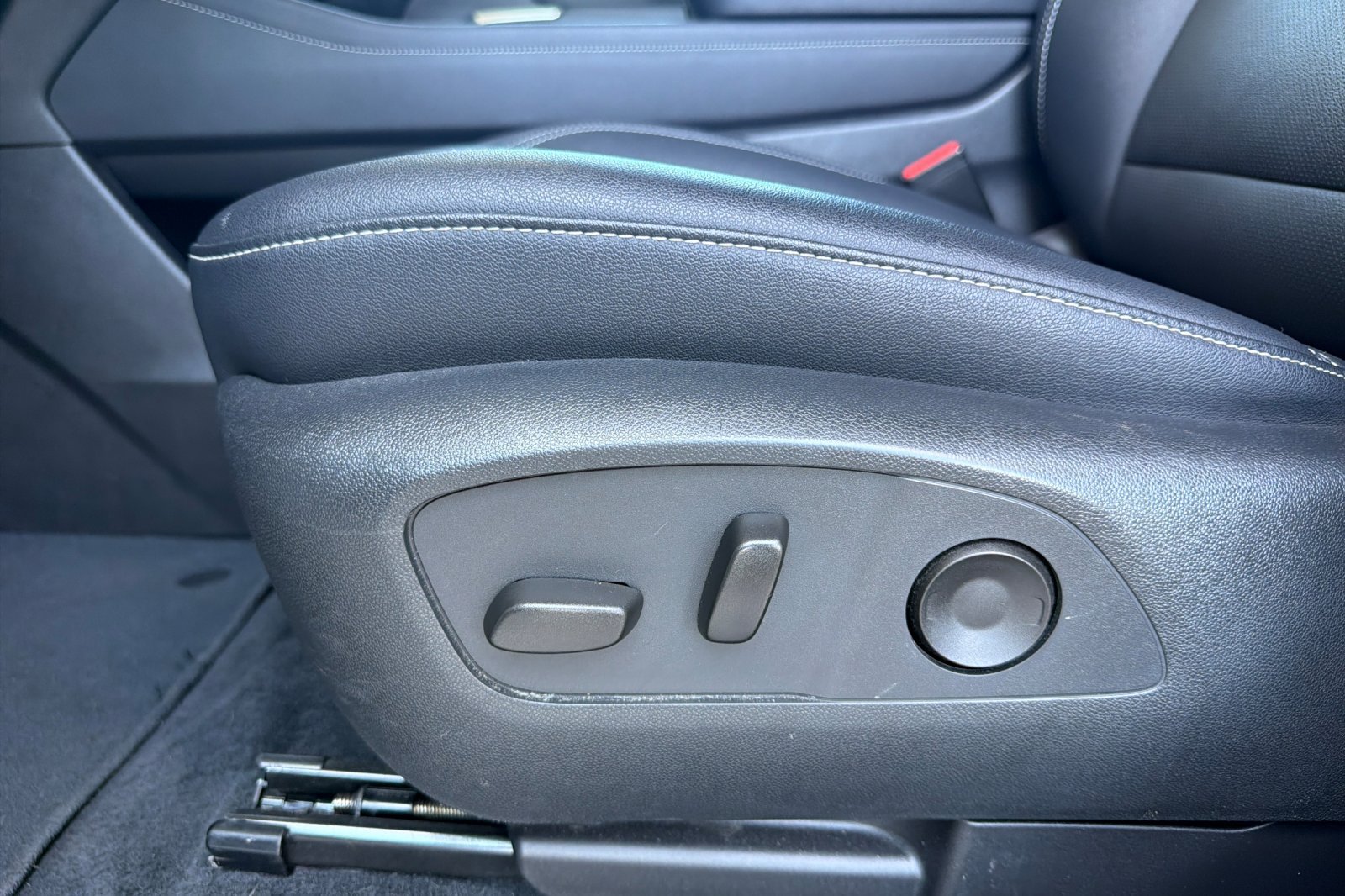 Used 2025 Chevrolet Traverse LT FWD image 15