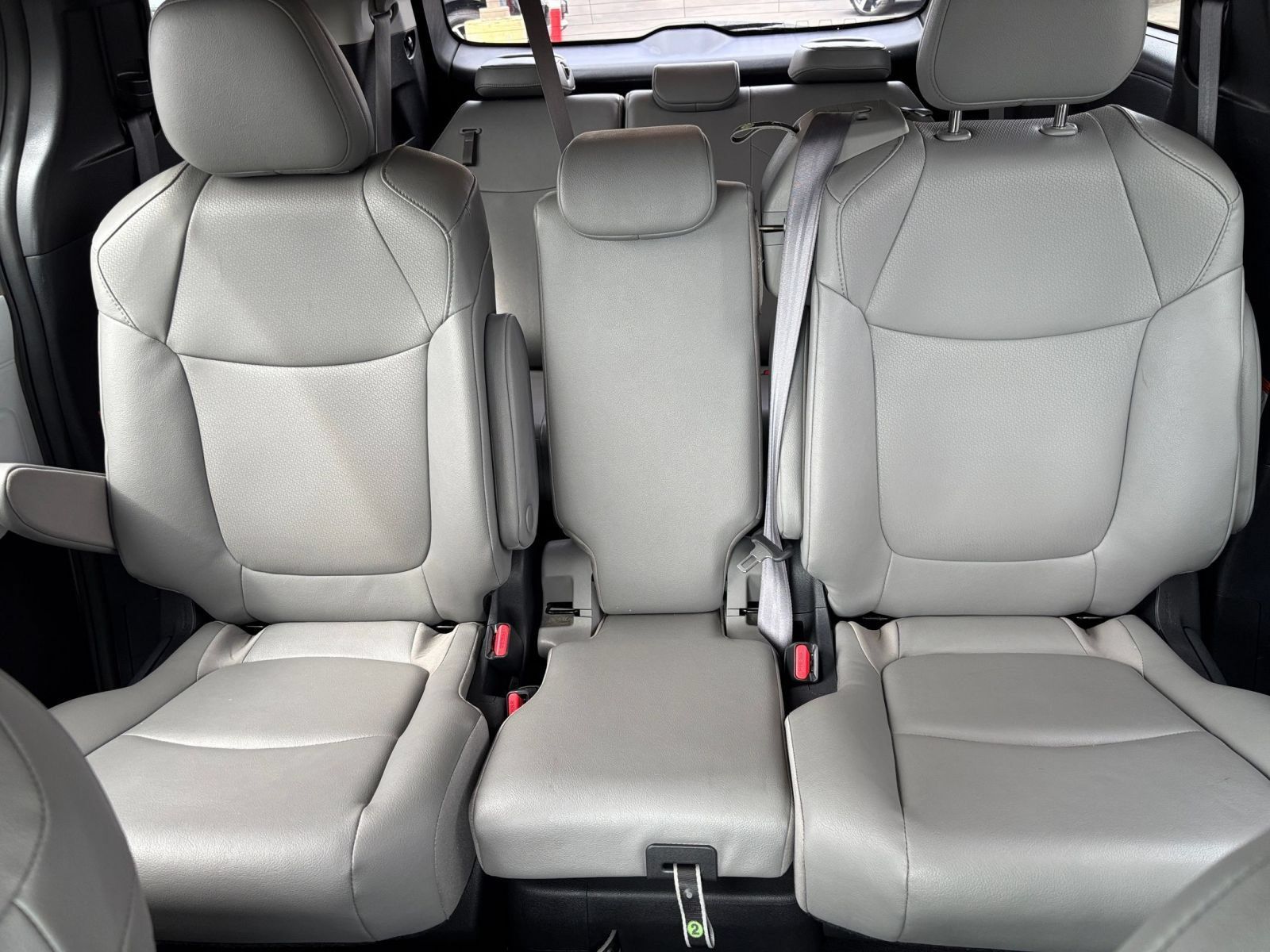 Used 2025 Toyota Sienna XLE FWD image 40