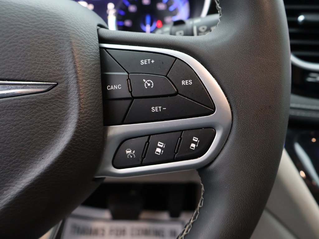 Used 2023 Chrysler Pacifica Limited FWD image 21