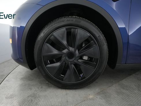 Used 2024 Tesla Model Y 2WD image 19