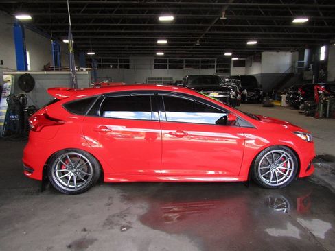 Used 2017 Ford Focus ST FWD image 5