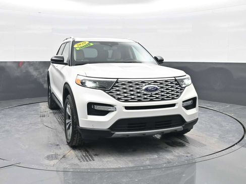 Used 2020 Ford Explorer Platinum w/ Premium Technology Package image 2
