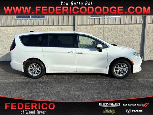 Used 2023 Chrysler Pacifica Touring-L FWD image 1
