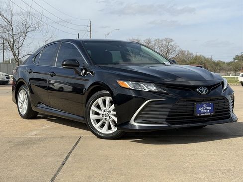 Used 2023 Toyota Camry LE image 2