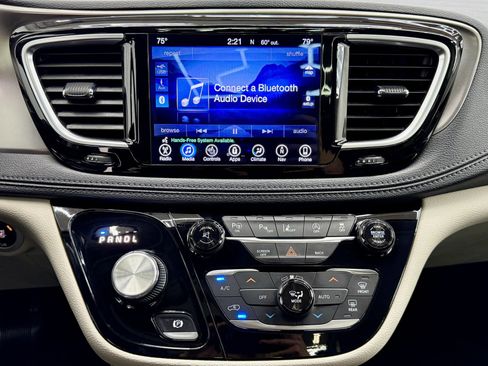 Used 2017 Chrysler Pacifica Limited w/ Advanced Safetytec Group image 17