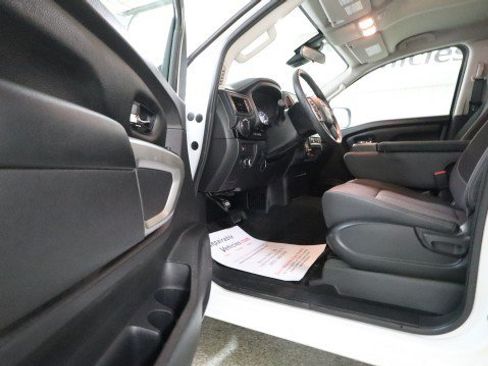 Used 2024 Nissan Titan SV AWD/4WD image 9