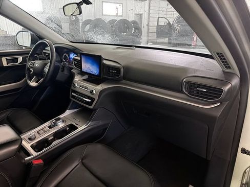 Used 2023 Ford Explorer XLT AWD/4WD image 12