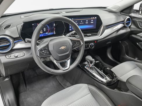 Used 2025 Chevrolet Trax LT w/ LT Convenience Package FWD image 15