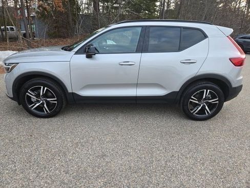 Used 2023 Volvo XC40 B5 Plus w/ Driver Assist Package AWD/4WD image 2