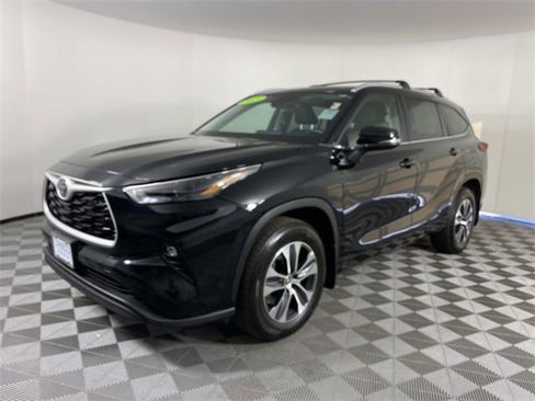 Used 2023 Toyota Highlander XLE image 4