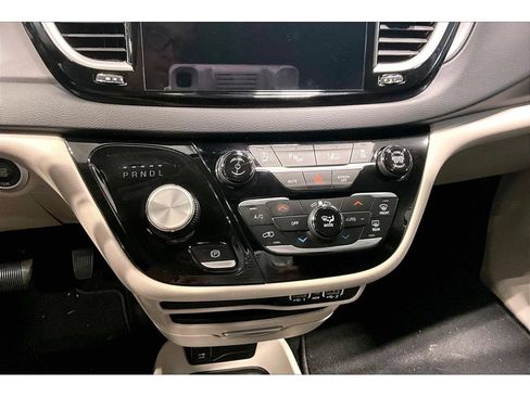Used 2024 Chrysler Pacifica Touring-L FWD image 22