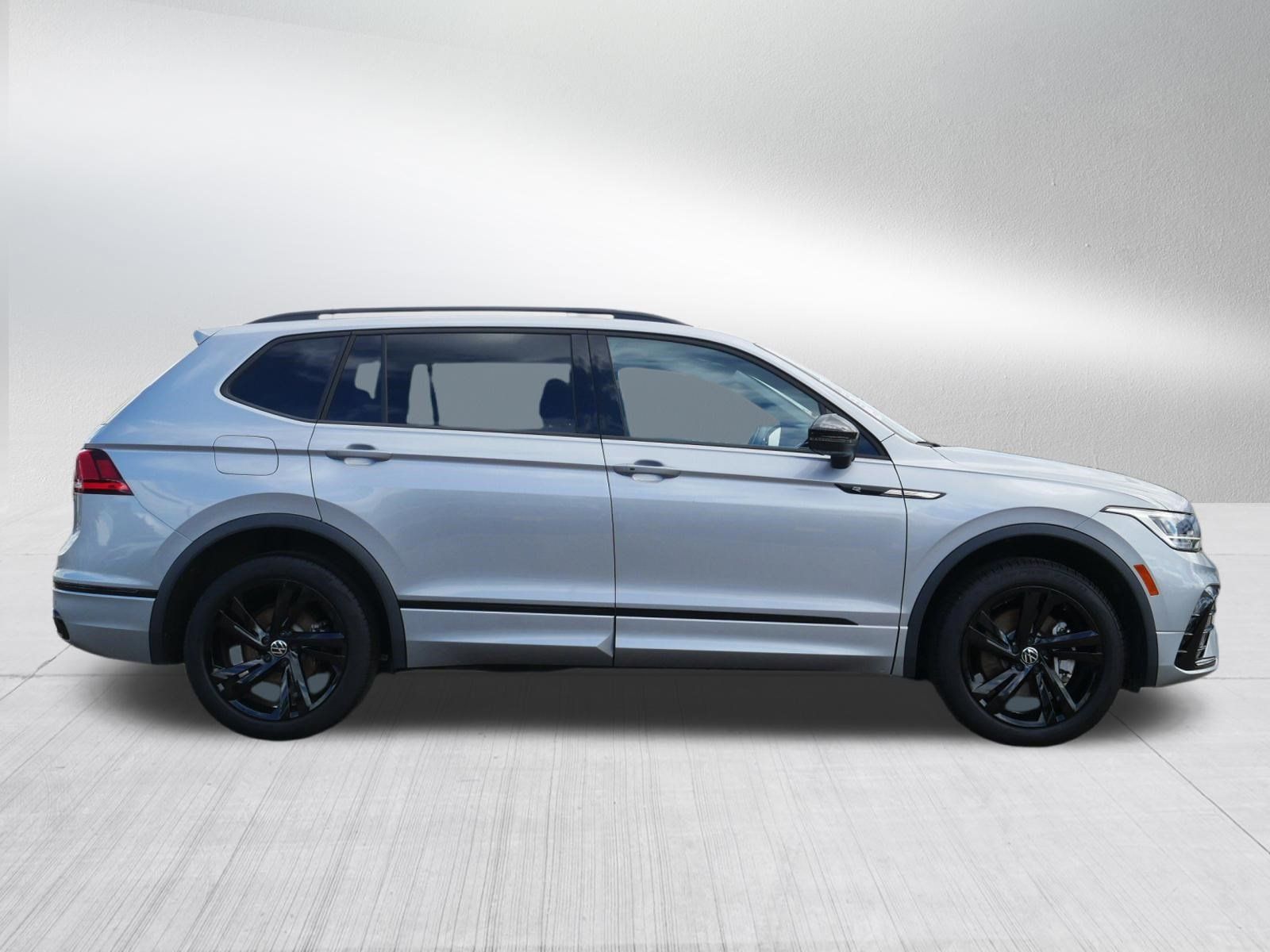 Used 2023 Volkswagen Tiguan SE R-Line AWD/4WD image 8