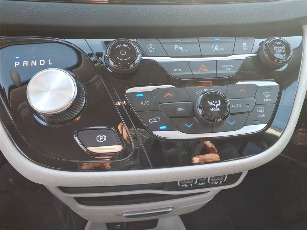 Used 2023 Chrysler Pacifica Touring-L FWD image 14