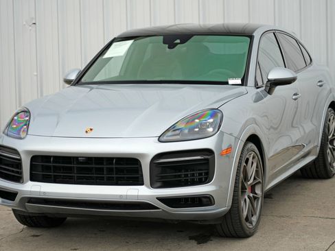 Used 2021 Porsche Cayenne GTS w/ Lightweight Sport Package image 47