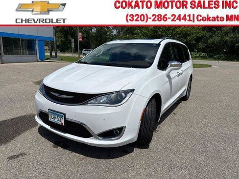 Used 2017 Chrysler Pacifica Limited w/ UConnect Theater Package FWD image 3