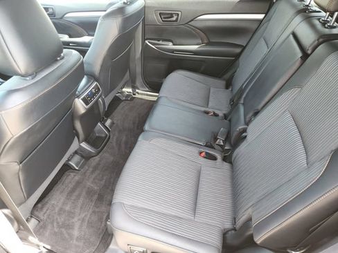 Certified 2018 Toyota Highlander Plus FWD image 23