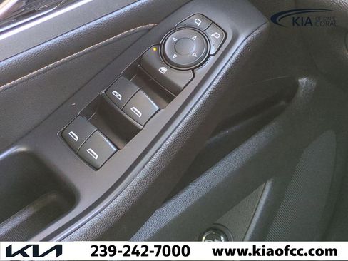 Used 2021 Chevrolet Traverse LT image 25