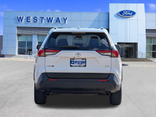 Used 2021 Toyota RAV4 XLE FWD image 4