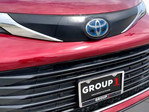 Used 2023 Toyota Sienna XLE FWD image 28