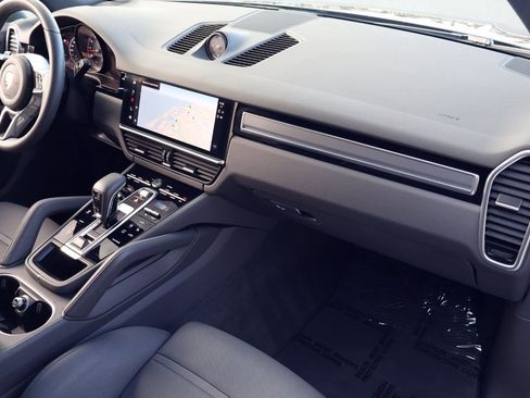 Certified 2023 Porsche Cayenne Platinum Edition image 25