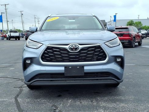 Used 2022 Toyota Highlander XLE AWD/4WD image 2