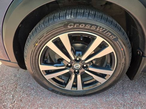 Used 2019 Nissan Kicks SV FWD image 23