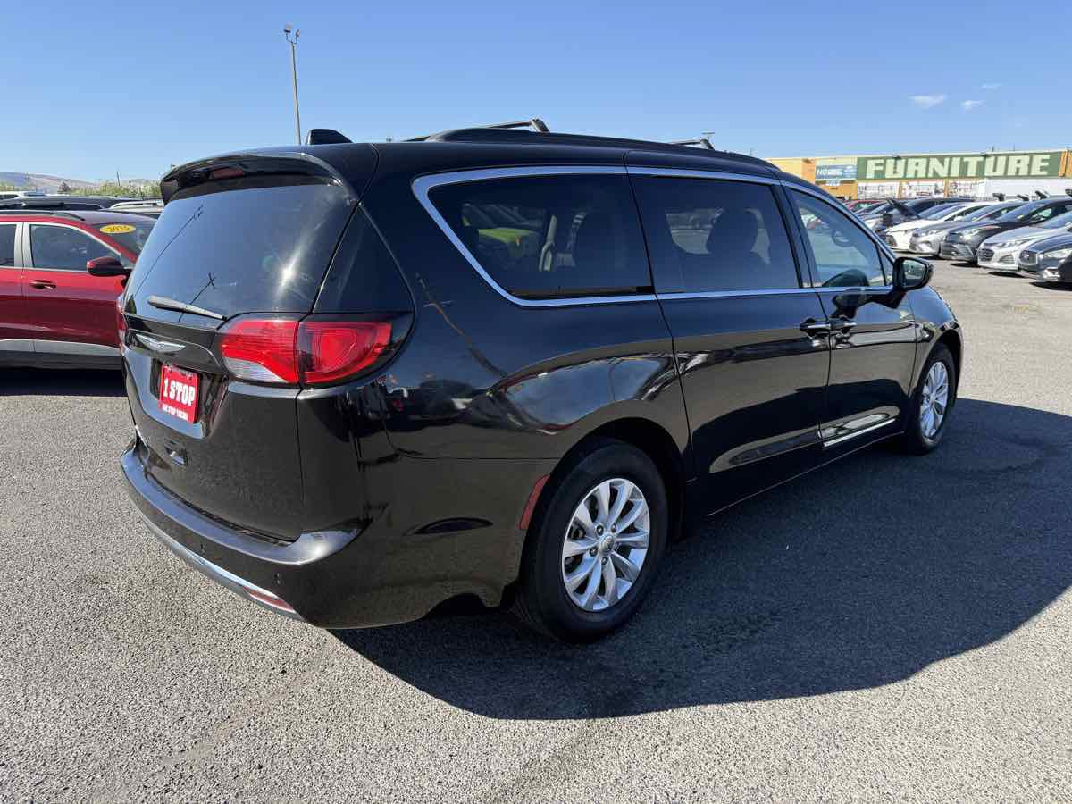 Used 2017 Chrysler Pacifica Touring-L FWD image 6