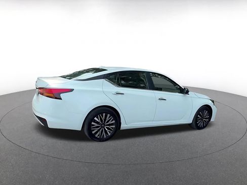Used 2025 Nissan Altima 2.5 SV FWD image 15