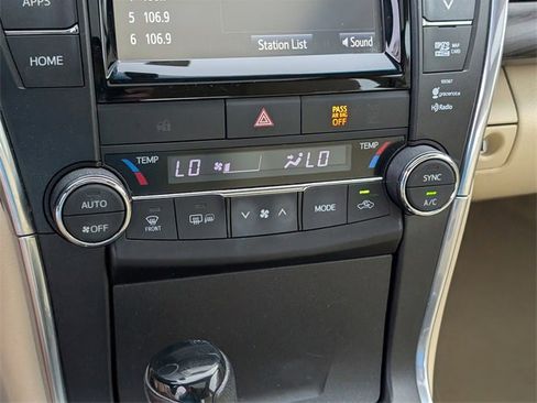 Used 2015 Toyota Camry image 25