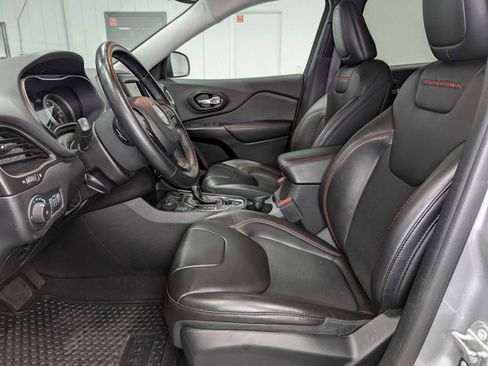 Used 2021 Jeep Cherokee Trailhawk AWD/4WD image 4