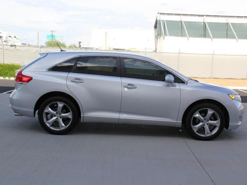 Used 2011 Toyota Venza w/ Premium Pkg #2 FWD image 4