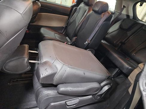 Used 2025 Kia Carnival FWD image 8