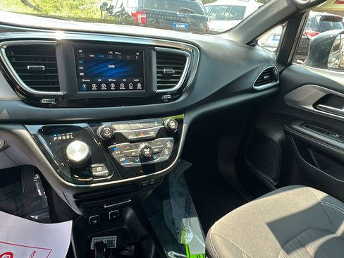 Used 2019 Chrysler Pacifica Touring Plus FWD image 13